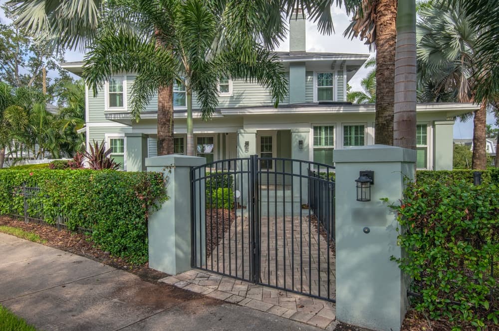 florida-home-with-small-swing-gate