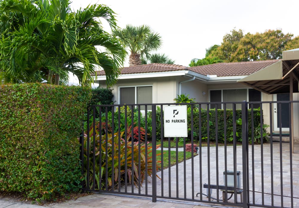 home-in-florida-with-front-iron-automatic-gate